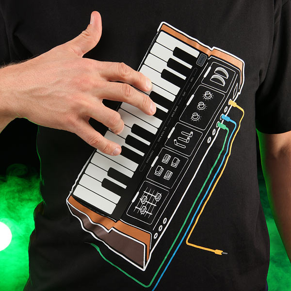 ufuldstændig Unravel Kommunikationsnetværk Electronic Music Synthesizer T-Shirt Puts A Mini-Moog On Your Chest