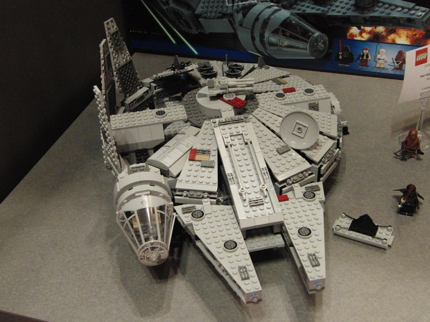Martyr fyrretræ Bygger Lego Star Wars Millennium Falcon 7965 Eye Candy From Toy Fair 2011