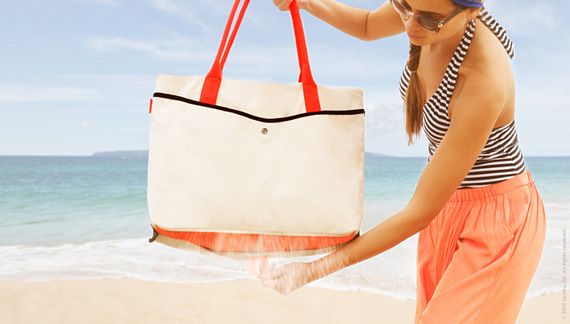 Shoppers Say Sand Doesn't Stick To This Under-$20 Mesh Beach Bag