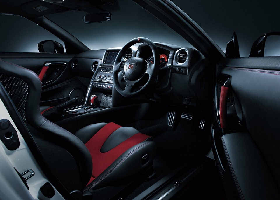 2015 Nissan Gt R Nismo Pairs 595hp V6 With Race Inspired