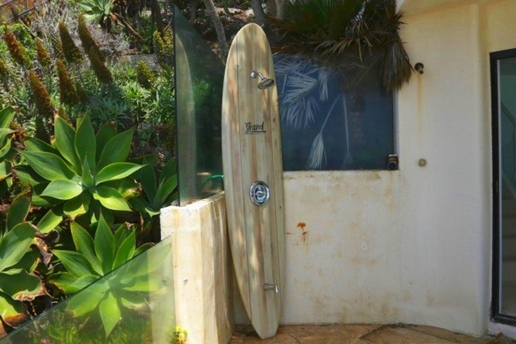strand-surfboard-shower-1
