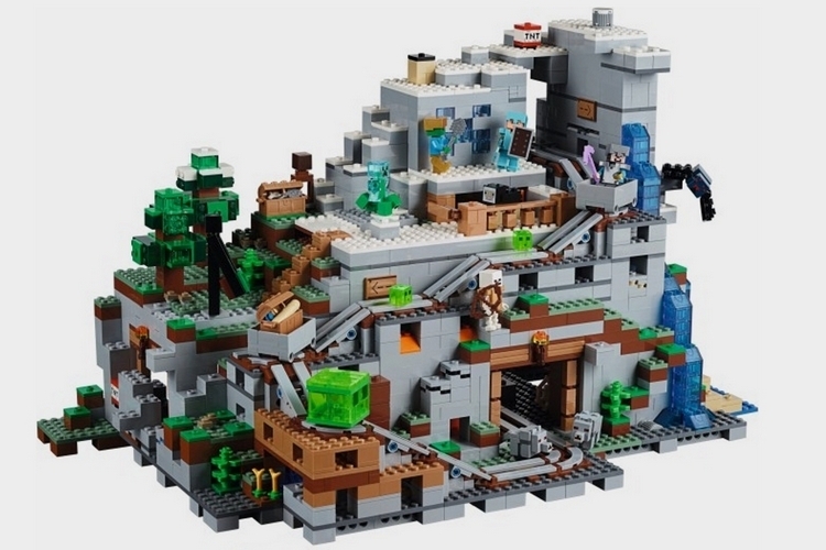 LEGO-minecraft-gigantic-mountain-cave-set-1