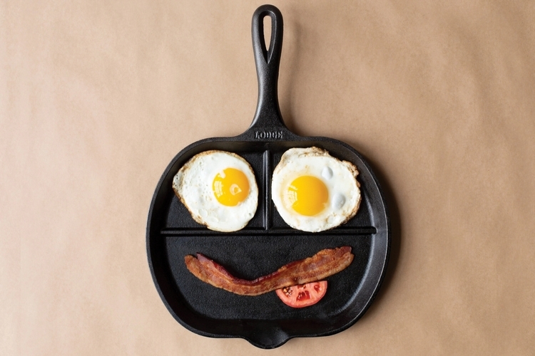 https://netdna.coolthings.com/wp-content/uploads/2020/02/lodge-legacy-series-bacon-egg-griddle-2.jpg