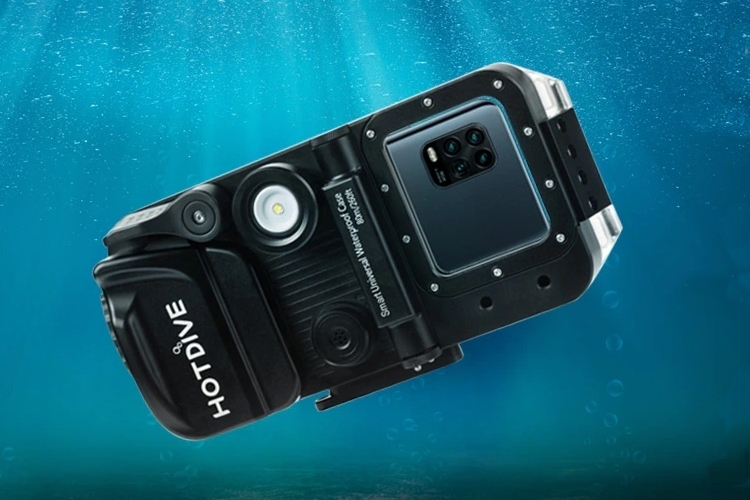 HotDive Pro Turns Your Phone Into A Dive Computer, An Underwater Camera, And A Fill Light