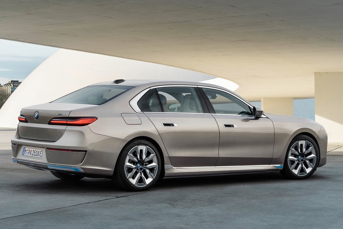 2023 BMW i7 xDrive60 Combines All-Electric Drivetrain With Traditional ...