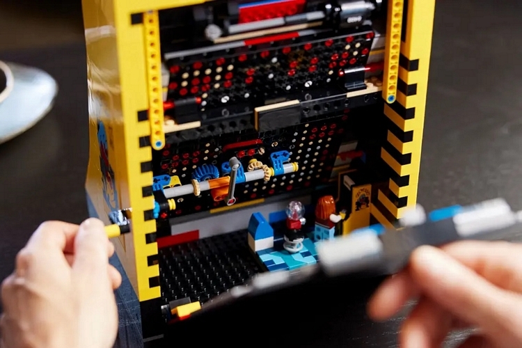 LEGO Icons Pac-Man Arcade: una réplica decorativa del clásico juego de arcade en LEGO