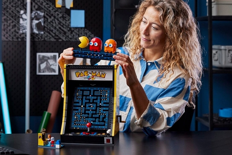 LEGO Icons Pac-Man Arcade: una réplica decorativa del clásico juego de arcade en LEGO