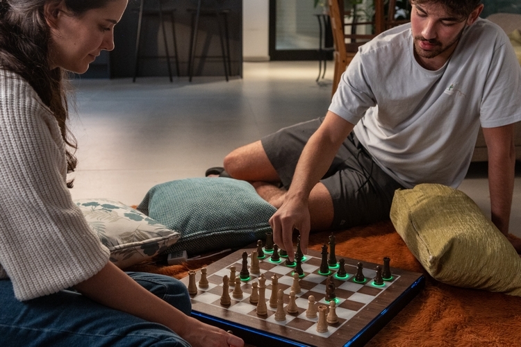 Ghost Chess System Moves Pieces Automatically 