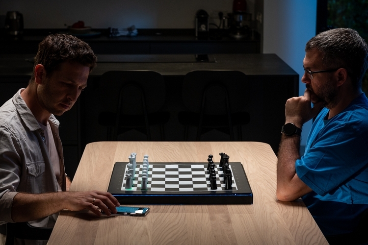 Automatic Chessboard Lets Online Players Move The Pieces