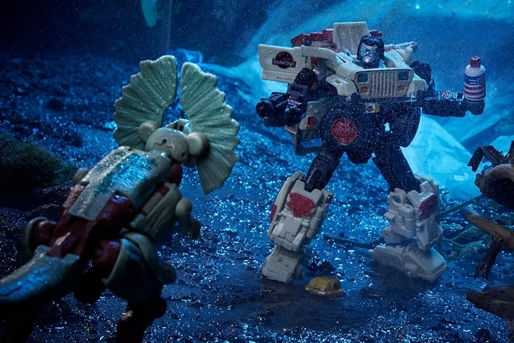 https://netdna.coolthings.com/wp-content/uploads/2023/06/transformers-collaborative-jurassic-park-x-transformers-dilophocon-and-autobot-jp12-3.jpg