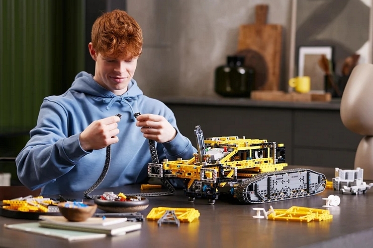 LEGO Technic Liebherr Crawler Crane LR 13000: una grúa de juguete gigante