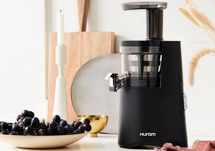 https://netdna.coolthings.com/wp-content/uploads/2023/08/the-best-juicers-04-hurom-h-aa-slow-juicer.jpg