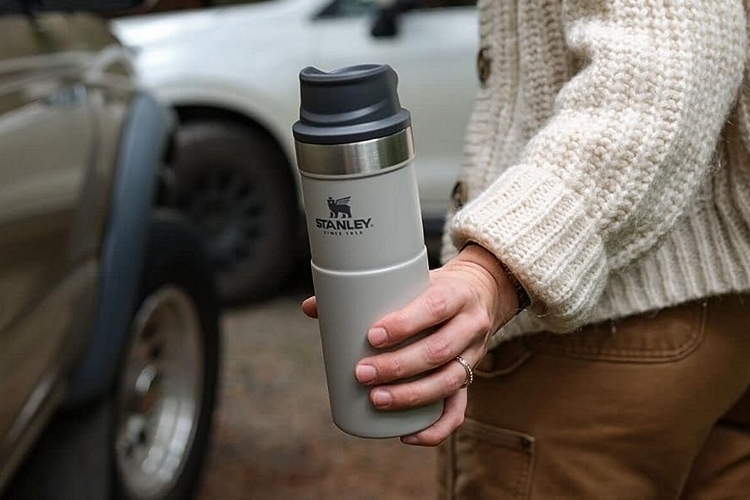 The Zojirushi Water Bottle Kept My Vodka-Soda Ice-cold at the Beach