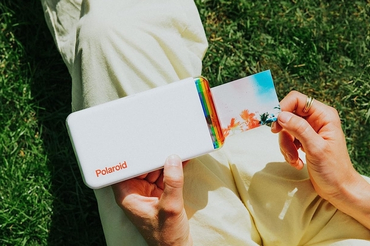 https://netdna.coolthings.com/wp-content/uploads/2023/11/the-best-tech-gifts-for-teen-girls-05-polaroid-hi-print.jpg