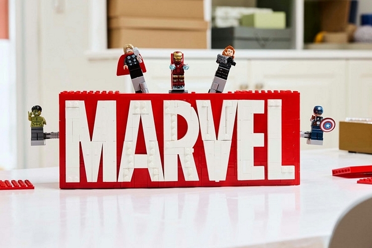 LEGO Marvel Logo & Minifigures